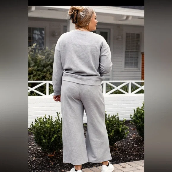 2 Piece light grey quilted lounge set. Long sleeve top and wide leg pant. - Picture 2 of 3
